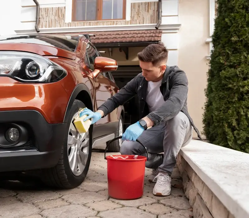 Lavage auto à domicile Franclens : professionnel intervenant sur un véhicule